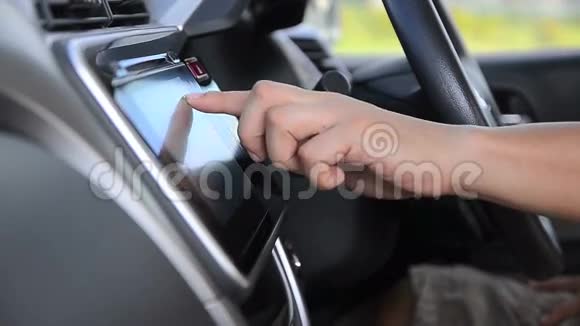 在汽车上使用触摸屏监视器近距离拍摄男子手视频的预览图
