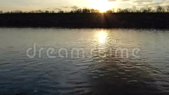 日落于河面视频的预览图