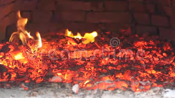 炉中的火焰和热煤视频的预览图