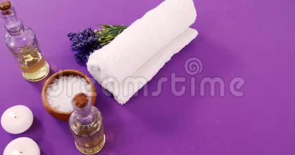 木碗毛巾油蜡烛和鲜花中的海盐视频的预览图