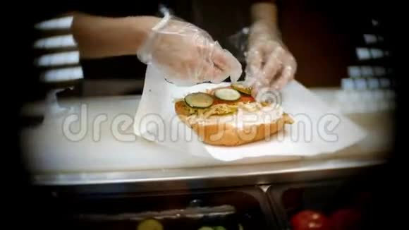 一个工人的手准备三明治老式的看着用硬的支架和闪烁视频的预览图