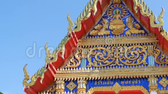 美丽的佛教镀金寺庙有各种装饰和宗教象征视频的预览图