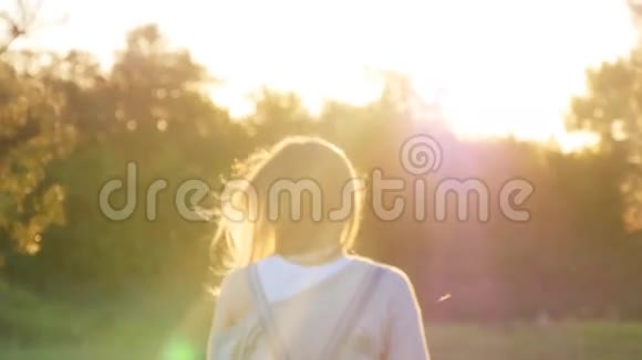 日落时分一位孕妇正在草地上奔跑视频的预览图