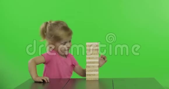 这个孩子扮演简加小女孩从塔上拉出木块视频的预览图