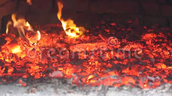 炉中的火焰和热煤视频的预览图
