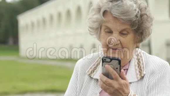 一个老女人用智能手机和朋友聊天视频的预览图