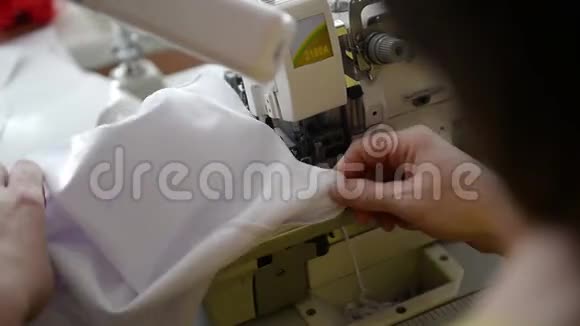 工作缝纫机的特写视频的预览图