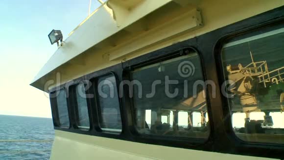 船旁船长桥的窗户视频的预览图