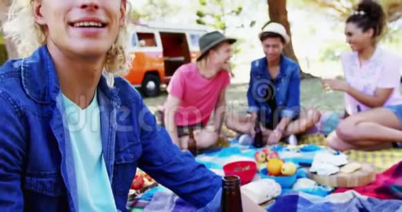 在公园里和朋友一起喝啤酒的男人视频的预览图