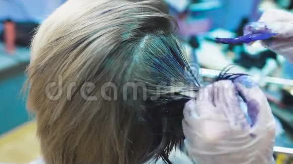 美容工作室里的发型师染发她决定彻底改变自己的形象视频的预览图