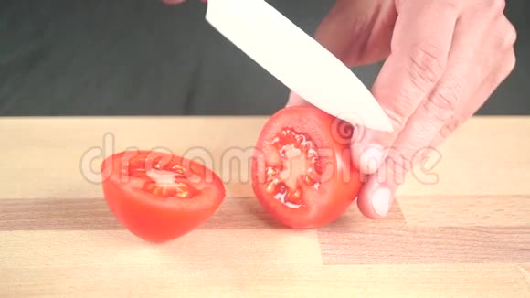 用白刀切熟红番茄视频的预览图