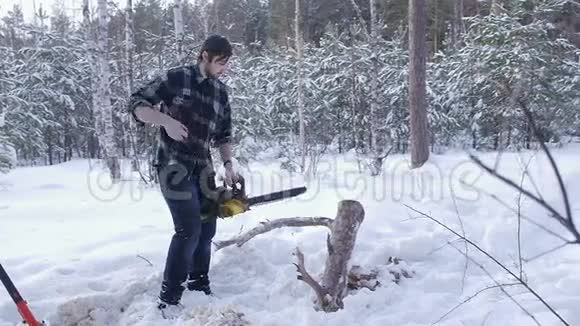 Lumberjack试图启动手动电锯视频的预览图