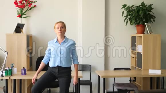 女高管在她的办公室里做瑜伽4k慢动作视频的预览图
