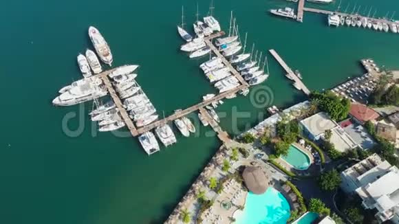 码头和码头有游艇海滨小镇在海滩酒店和游泳池视频的预览图