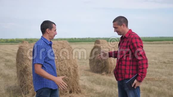 团队农业智慧农业理念两个男人农民的生意牢固友好的握手工人握手视频的预览图