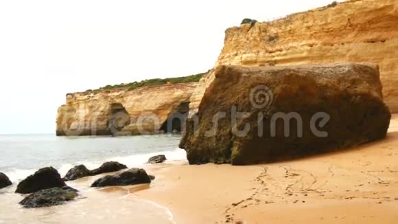 拉瓜洞穴海岸和海滩景观阿尔加维葡萄牙4K视频的预览图