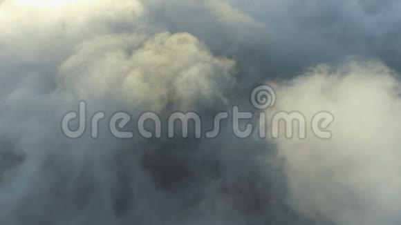 从飞机上看到的云飞越地球视频的预览图
