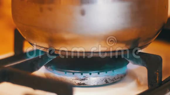 煮沸的锅在煤气炉上家庭烹饪食物视频的预览图