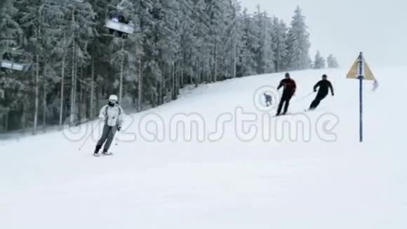 老年人在冬天滑雪视频的预览图