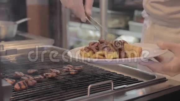 在烤架上吃肉丸视频的预览图