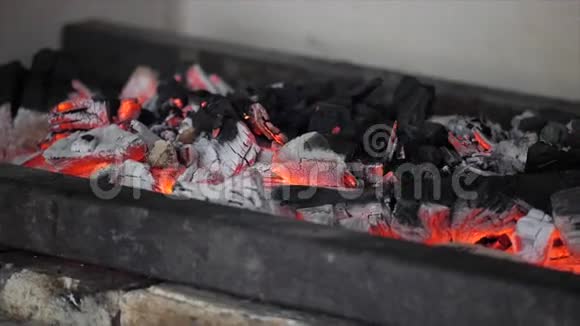 烤架里有热煤在胸罩里燃烧木头全景从左到右视频的预览图