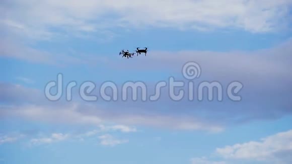 两架无人机在天空的背景下盘旋运行中的现代技术视频的预览图