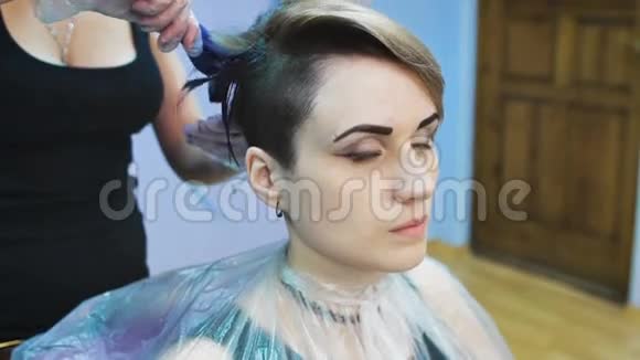 美容工作室里的发型师染发她决定彻底改变自己的形象视频的预览图