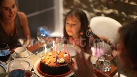 一个小女孩在餐桌上的生日母亲和祖母视频的预览图