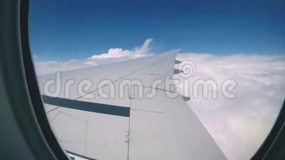 云层从飞机上的一扇窗户上消失视频的预览图