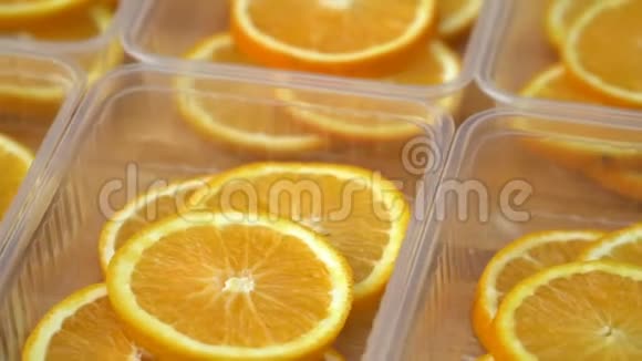 旋转新鲜柑橘橘子水果无缝环旋转切片橙子视频的预览图