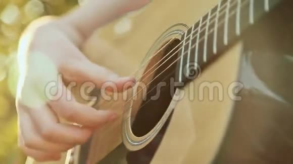 美丽的年轻女子在沙滩上弹吉他视频的预览图