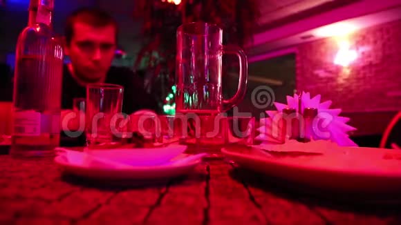 在餐馆喝酒的人视频的预览图
