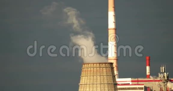 污染概念从大型工业烟囱排出的烟雾或蒸汽化学污染视频的预览图