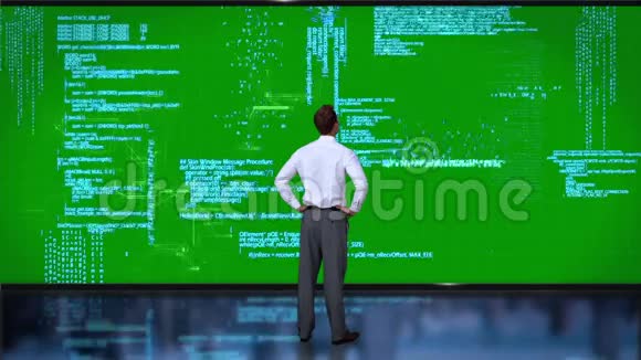 商人在绿色界面上编码视频的预览图