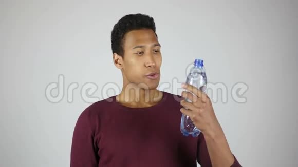 口渴的人喝瓶装的蒸馏水感到满意视频的预览图