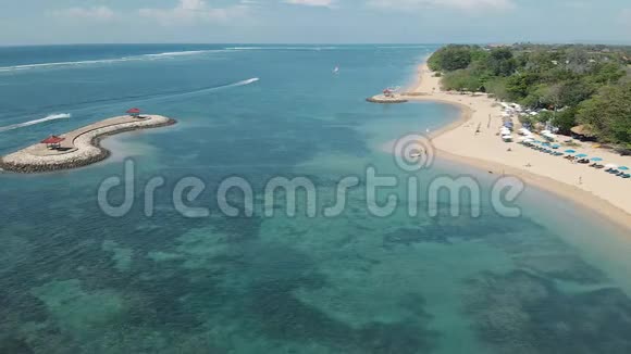 美丽的萨努尔海滩和印度尼西亚巴厘岛背景下的城市的空中足迹视频的预览图