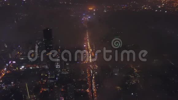 美丽的摩天大楼在中心的鸟瞰夜晚的现代市中心美丽的夜景镇视频的预览图