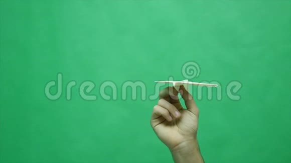 绿色背景下的纸飞机视频的预览图