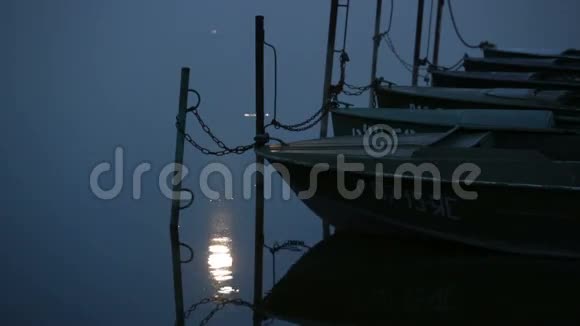 月亮在海上和船上反射视频的预览图