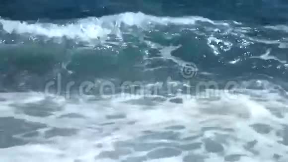 波浪冲到海滩上视频的预览图