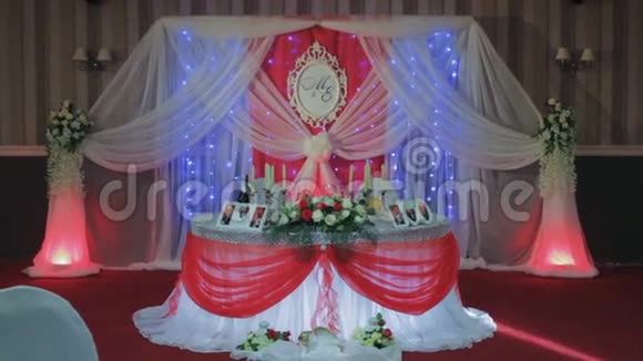 成套婚礼鲜花和丝绸蝴蝶结装饰视频的预览图