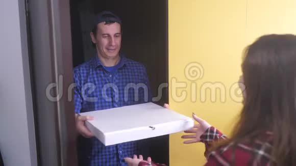 披萨外卖概念男人送一盒比萨饼给女孩慢动作录像快餐概念快速生活方式视频的预览图