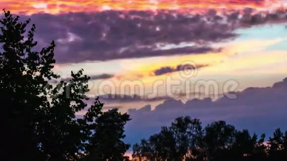 夏日的晚霞景观带着云彩划过天际时光流逝视频的预览图