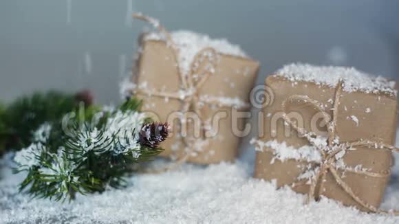 白色背景下雪中礼物和树枝的圣诞盒视频的预览图