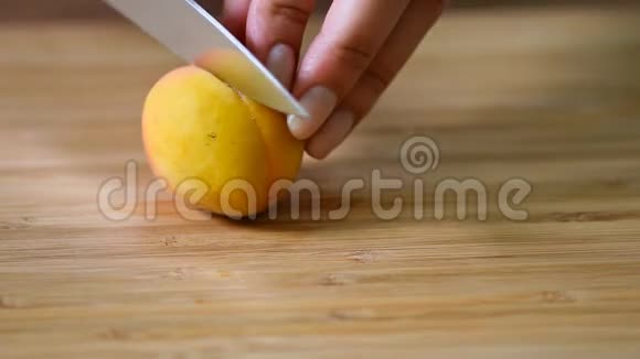 女性用手在木板上切杏视频的预览图