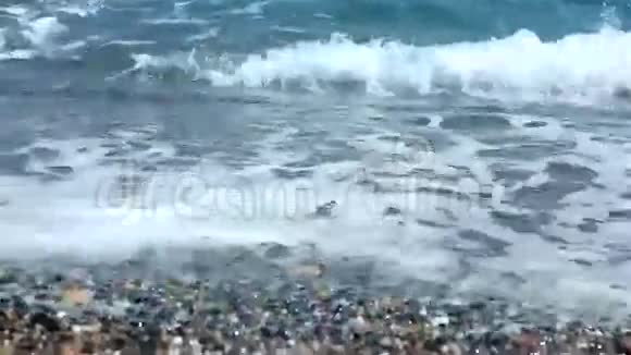 波浪冲到海滩上视频的预览图