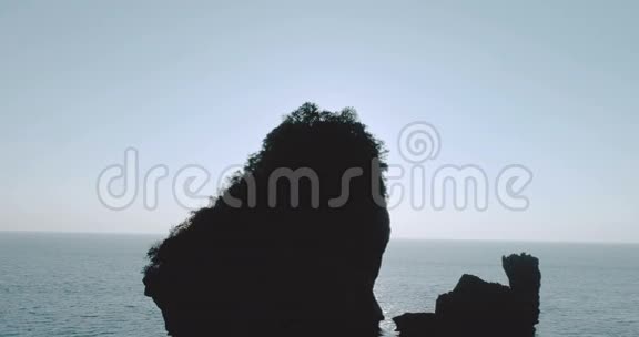 夕阳西下飞湾骆驼岩空中拍摄视频视频的预览图