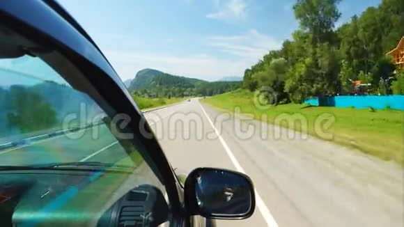 汽车在一条路上行驶俄罗斯POV视频的预览图