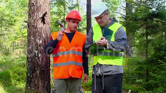 森林官员和年轻工人视频的预览图