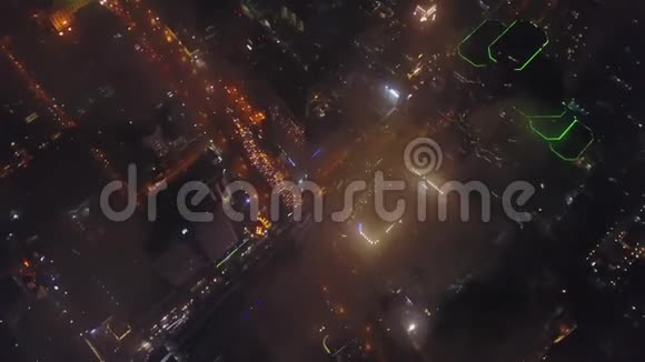 美丽的摩天大楼在中心的鸟瞰夜晚的现代市中心美丽的夜景镇视频的预览图